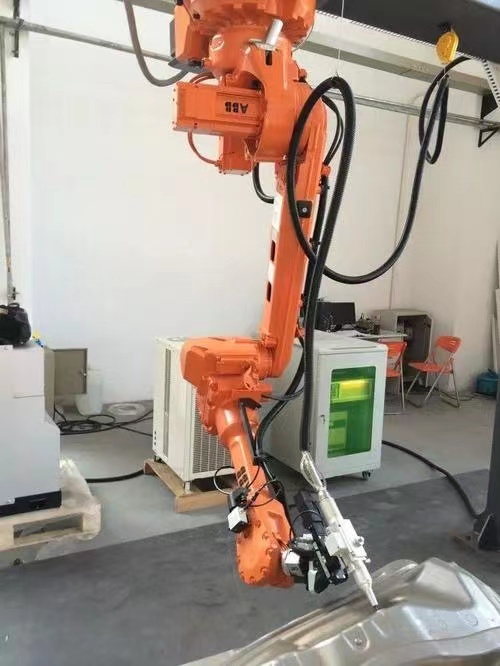 龍門(mén)倒裝機(jī)械手三維激光切割機(jī)